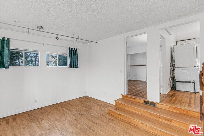 Building Photo - 1352 Ocean Park Blvd