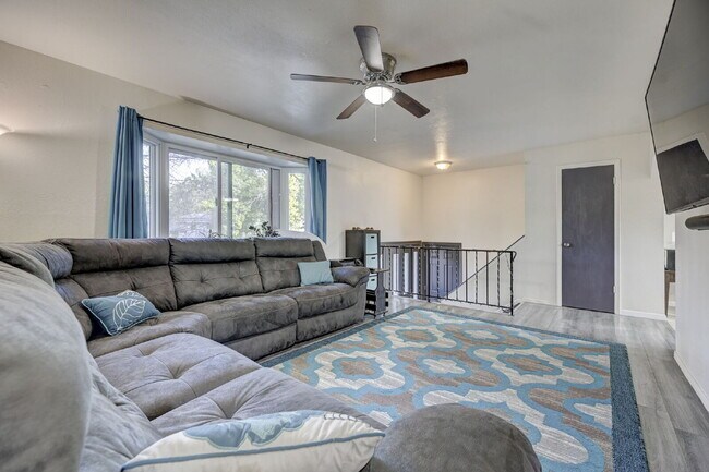 Building Photo - Charming 3-Bed Home with Bonus Room, Firep...