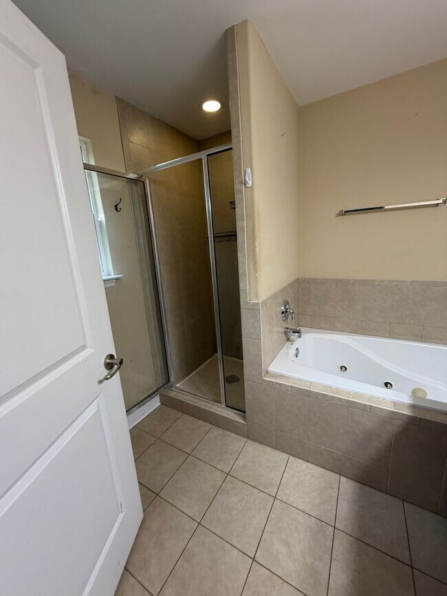 Building Photo - 3/2 home located just off N. Meridian and Available NOW.