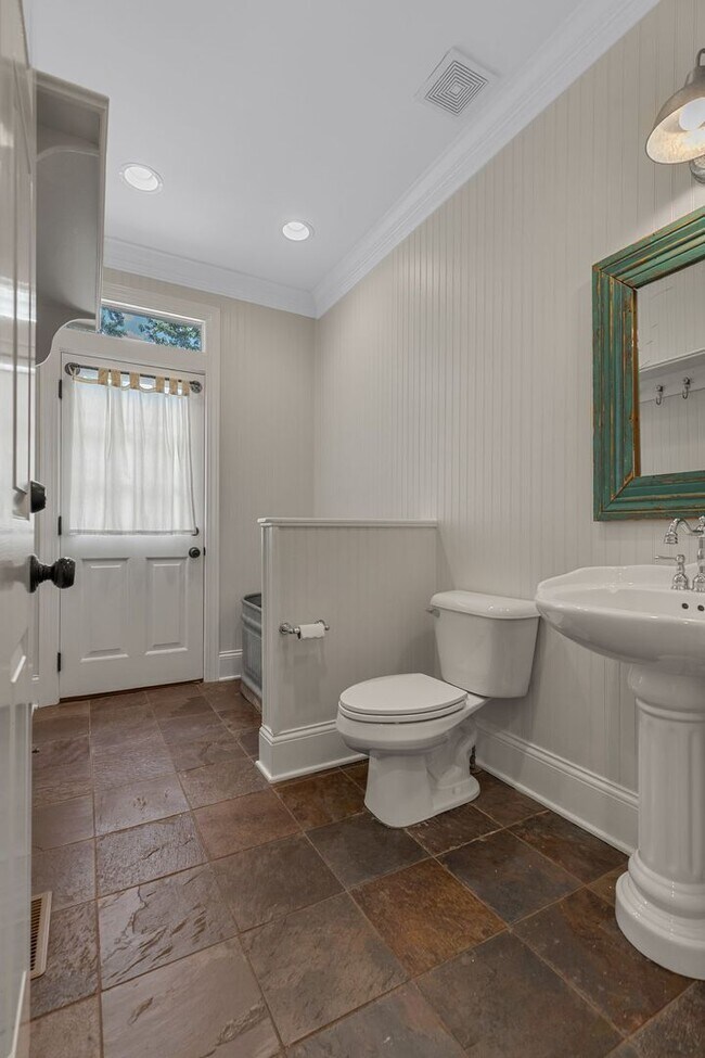 Building Photo - AVAILABLE NOW-- 4-Bed/5-Bath in the heart ...