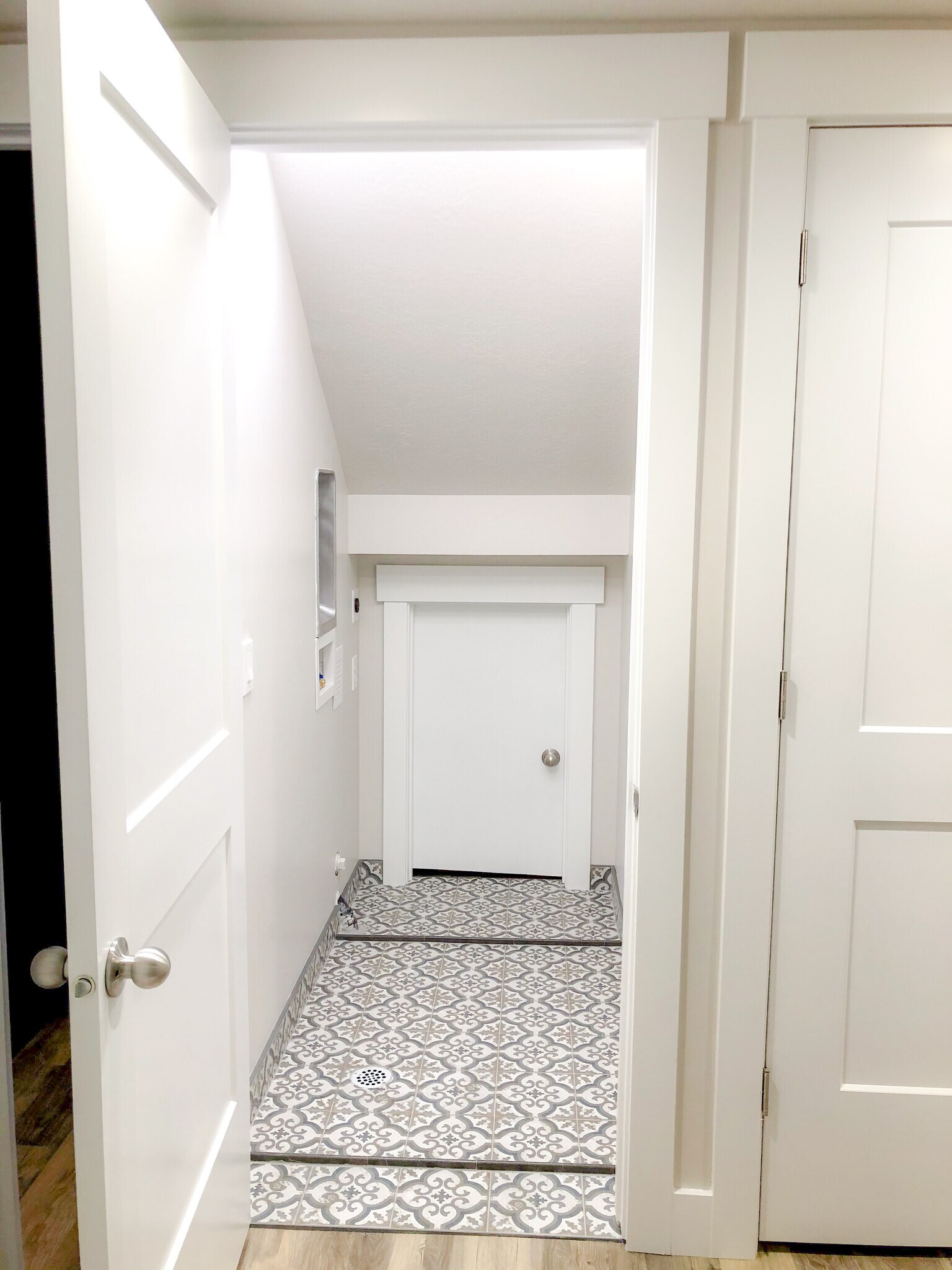 Laundry closet includes stacked unit - 959 S 650 W