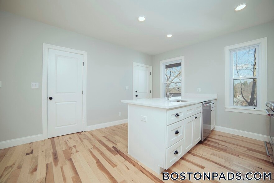 Building Photo - 10 Duffley Ct