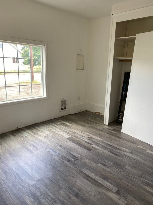 Building Photo - 4 bed 1 bath