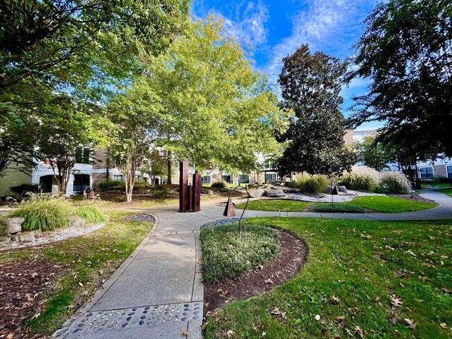 Building Photo - BEAUTIFUL CONDO WITH AMENITIES NEAR VANDER...