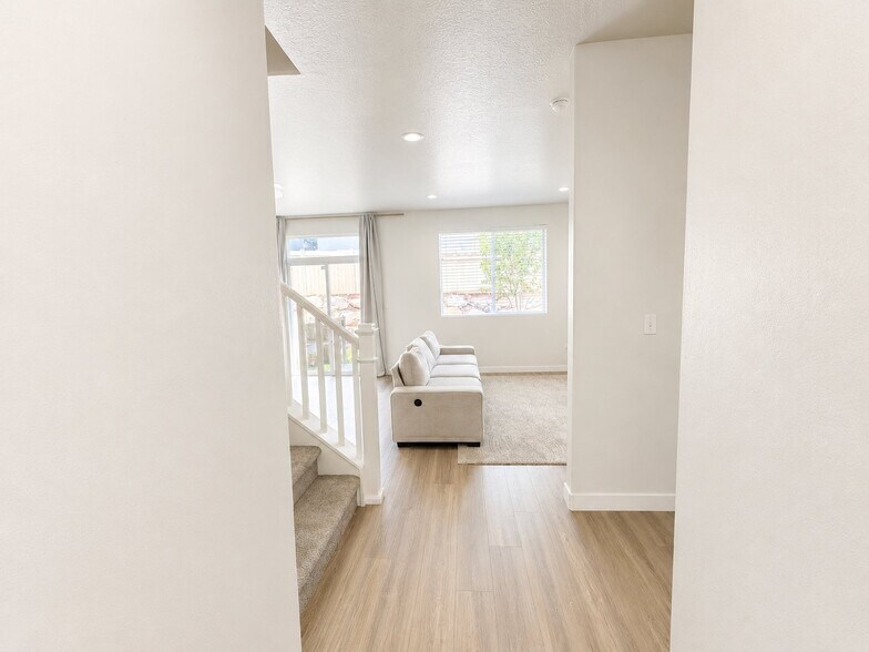 Building Photo - 267 W Willow Creek Dr