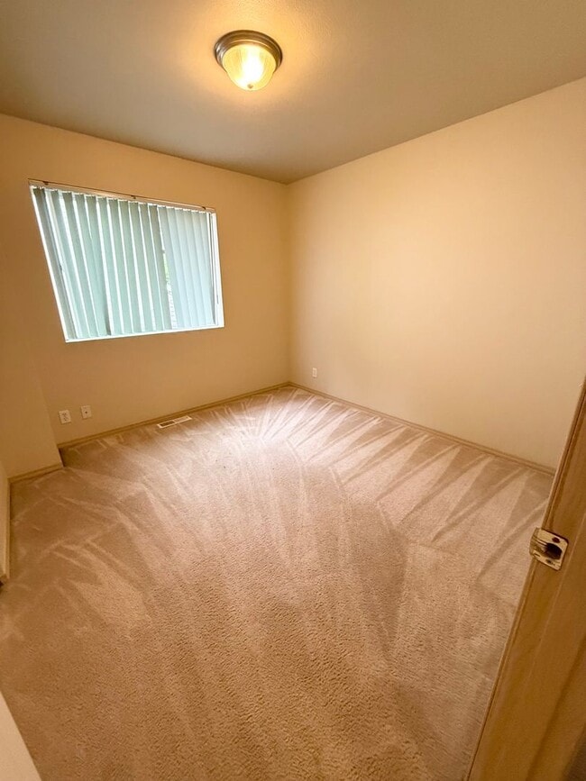 Building Photo - 5 Bedroom 2.5 Bath plus Bonus Room in East...