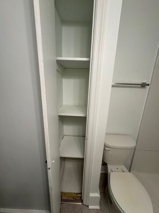 Building Photo - Central AVL - 1/1 Updated Apartment Ready ...