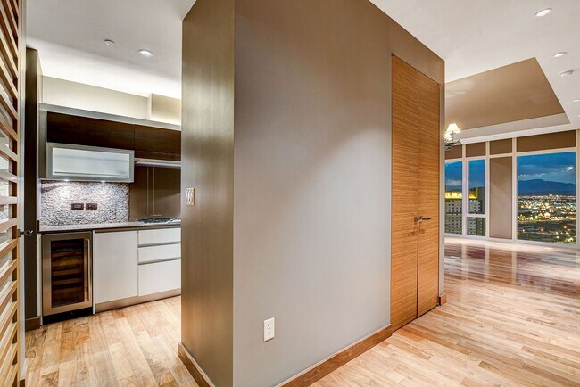 Building Photo - Waldorf Astoria 2711-City/Mtn views from t...
