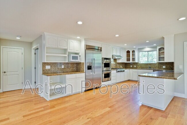Building Photo - 261 Langton Ave