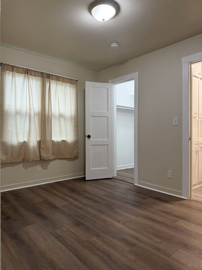 Building Photo - Sweet 2/1 Available NOW!!!