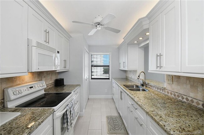 Building Photo - 10044 S Ocean Dr
