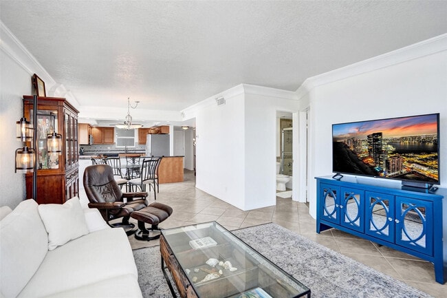 Building Photo - 1051 Hillsboro Mile