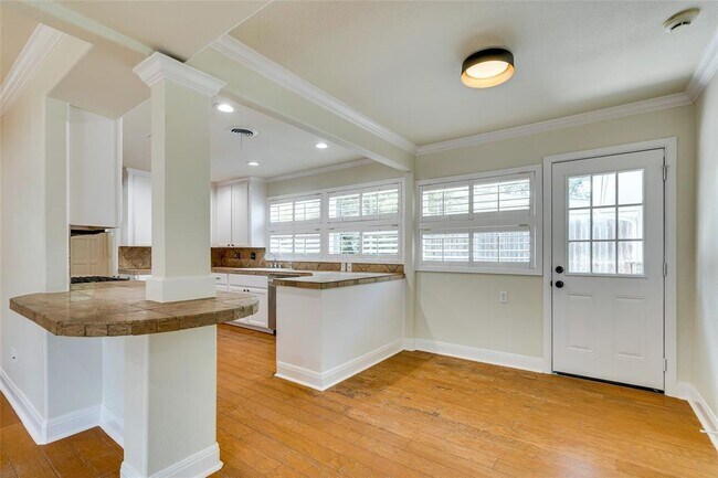 Building Photo - 2402 Westover Rd