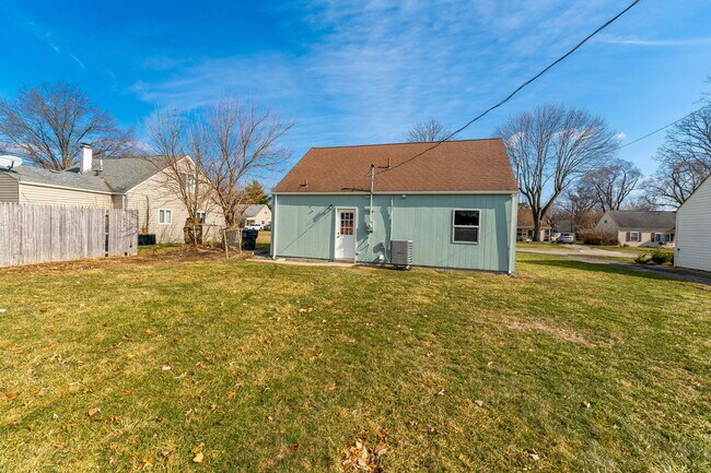 Building Photo - 957 Exeter Rd