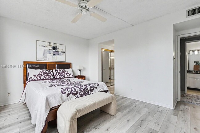 Building Photo - 4330 Hillcrest Dr