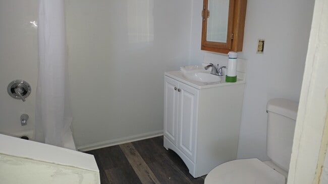 Building Photo - 2 Bedroom 1 Bath- House