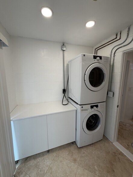Building Photo - 3 Bed/3 Bath