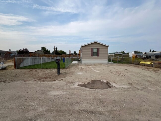 Building Photo - 3 Bed / 2 Bath Fully Fenced Yard in North ...