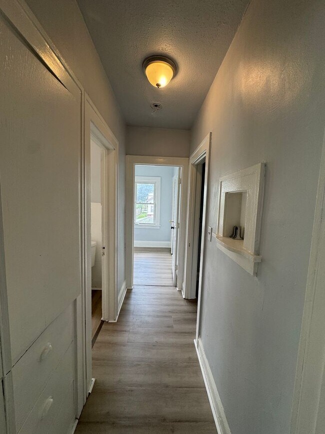 Building Photo - 1429-31 Knox Ave N