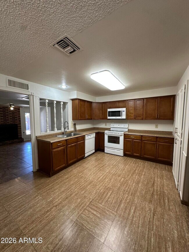 Building Photo - 5653 W Hatcher Rd
