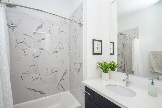 Building Photo - 2412 Canal St