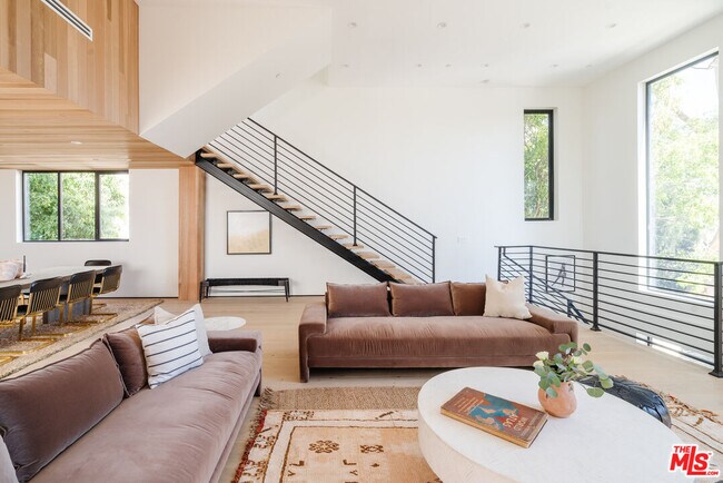 Building Photo - 611 Broadway St