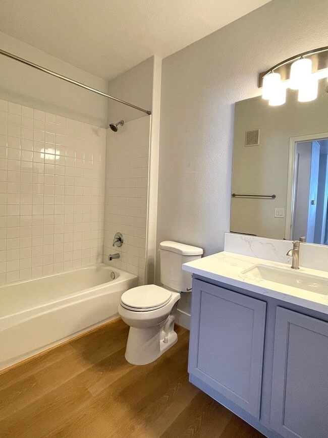 Building Photo - 3 bedroom/ 2 bath condo A Must See