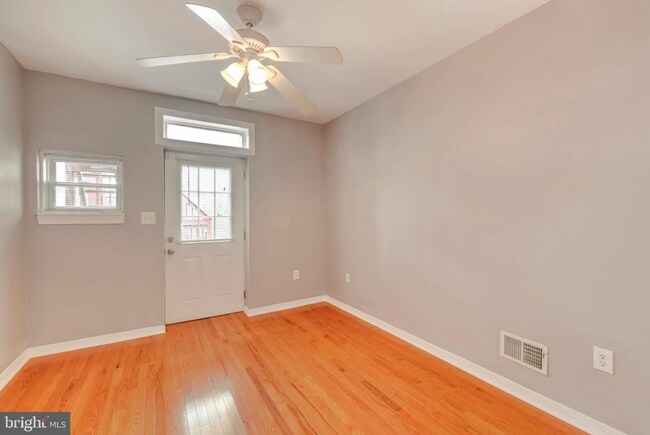 Building Photo - 2 BR 2 BA Townhome with Multi-level Deck