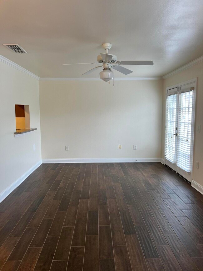 Building Photo - 748 Majestic Dr