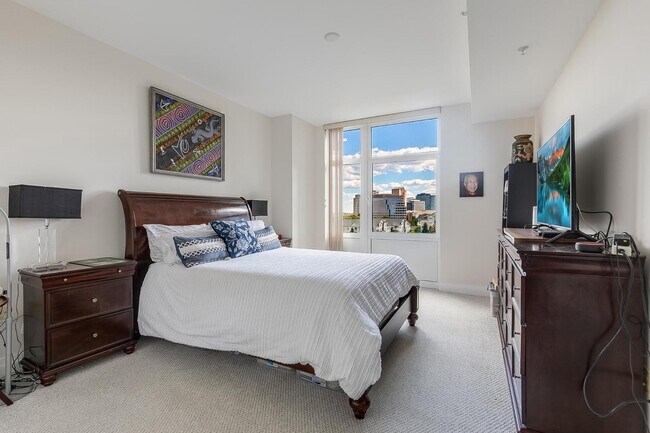 Building Photo - 8220 Crestwood Heights Dr