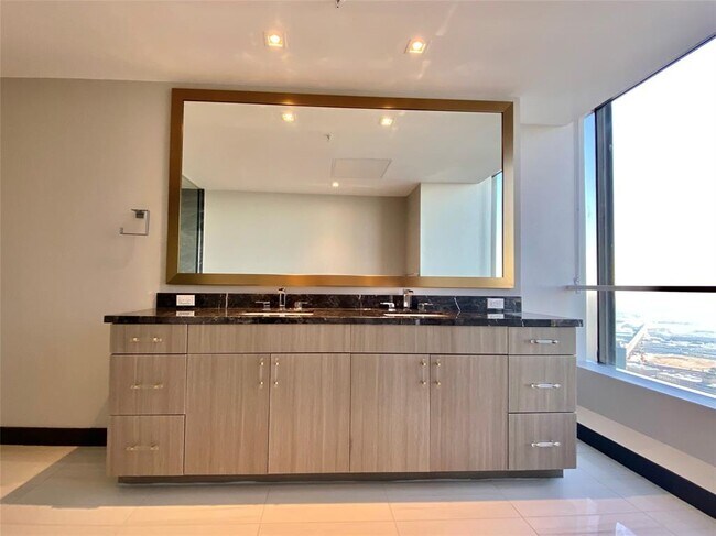 Building Photo - 1402 Elm St