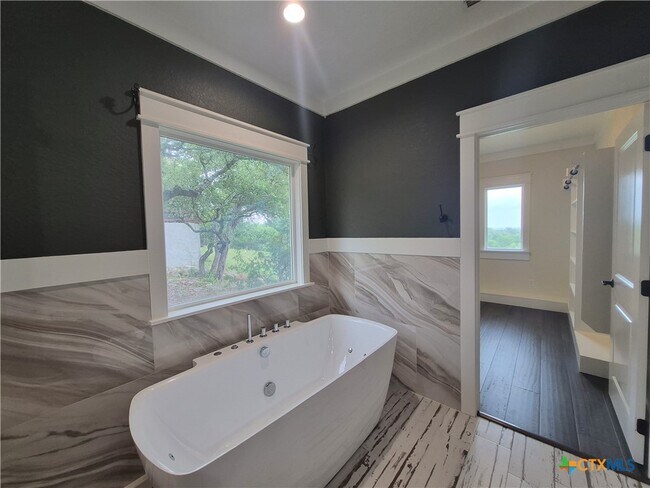 Building Photo - 427 Primrose Path