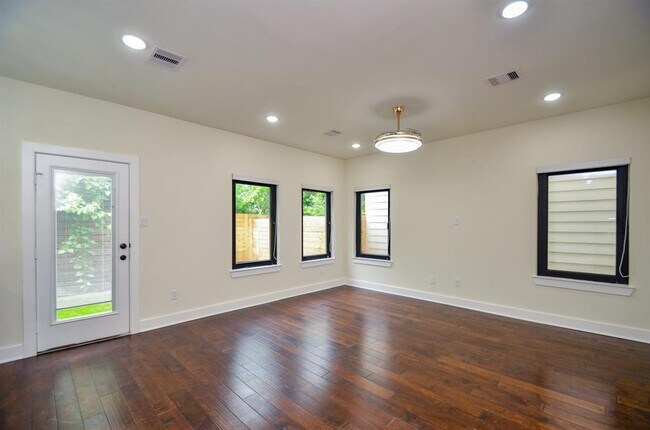 Building Photo - 3630 Dreyfus St