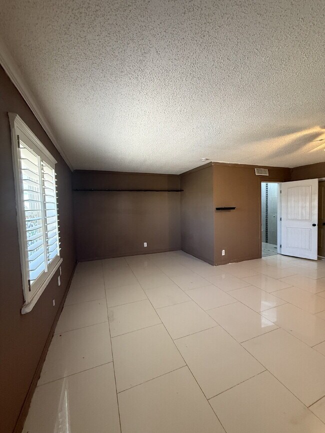 Building Photo - 5725 Wren Ave
