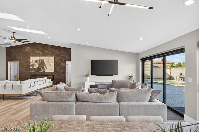 Building Photo - 363 E Robindale Rd