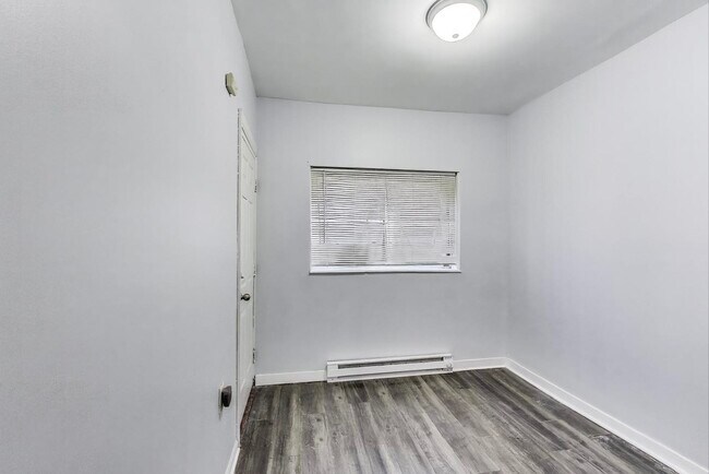 Building Photo - 322 N Lamon Ave