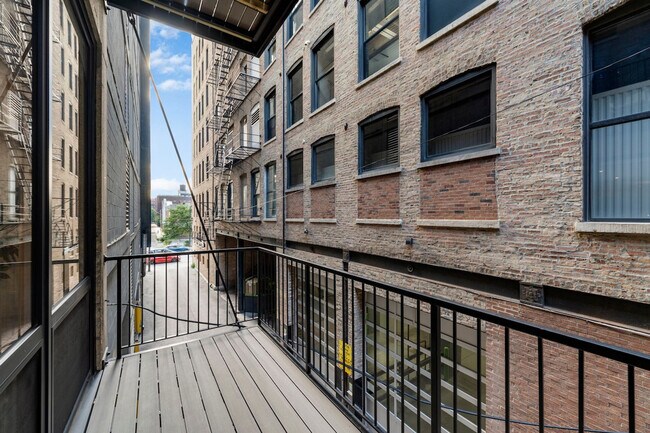 Building Photo - 318 W Grand Ave