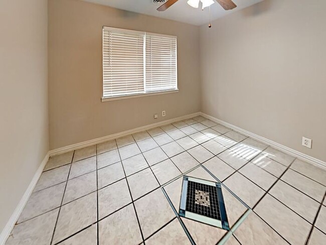 Building Photo - No Application Fees* $500 off 1st Months R...