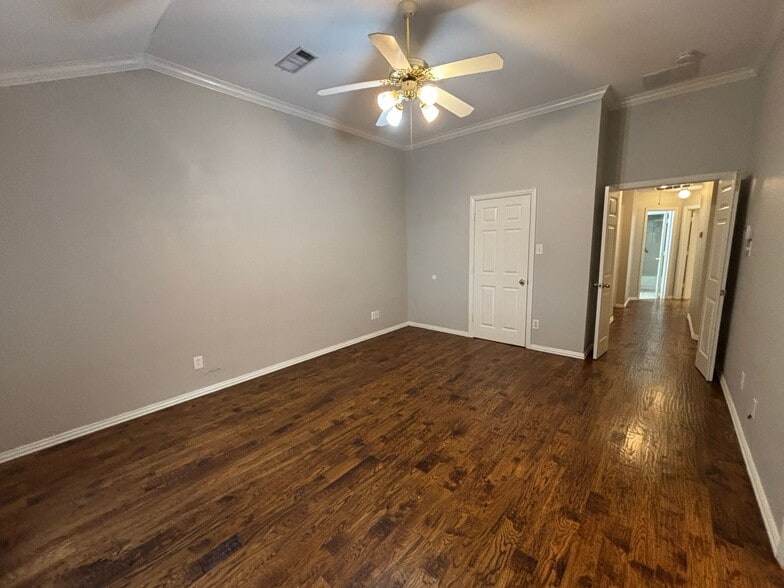 Building Photo - 2921 Meadow Glen Dr