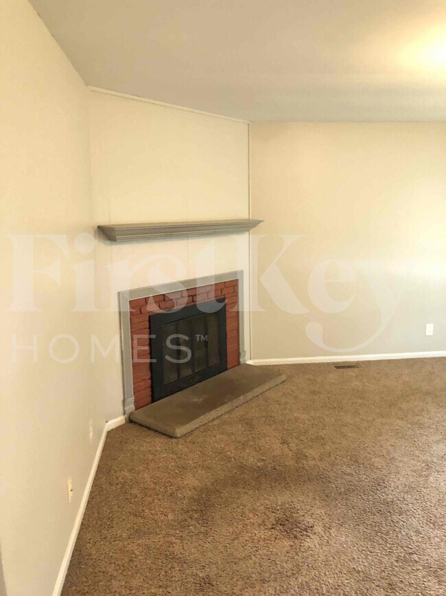 Building Photo - 127 Saugatuck Rd