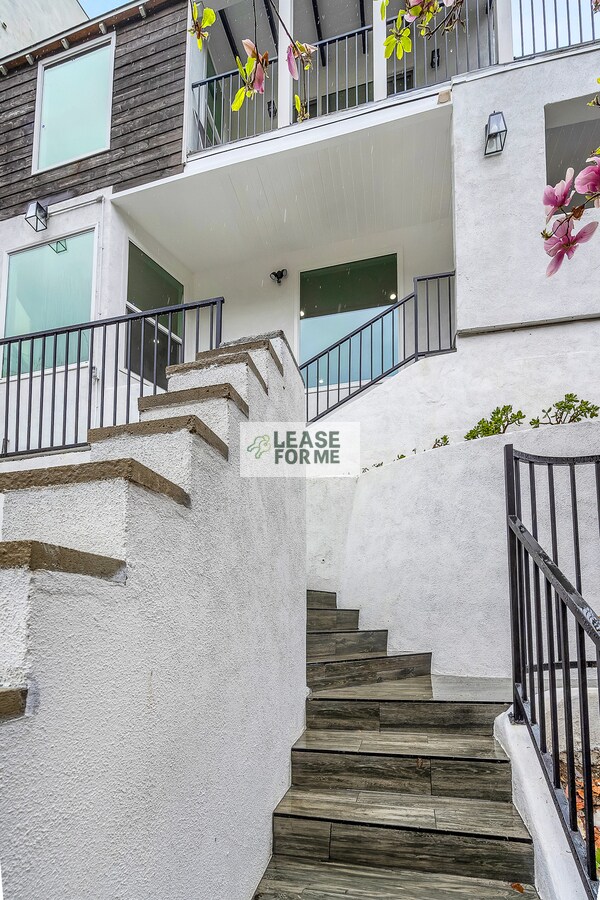 Building Photo - 9848 Portola Dr