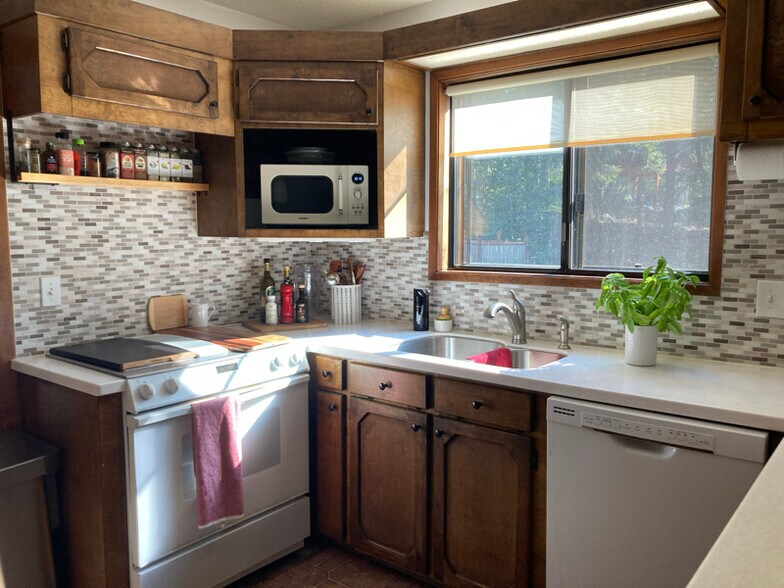 Building Photo - 635 Via Casa