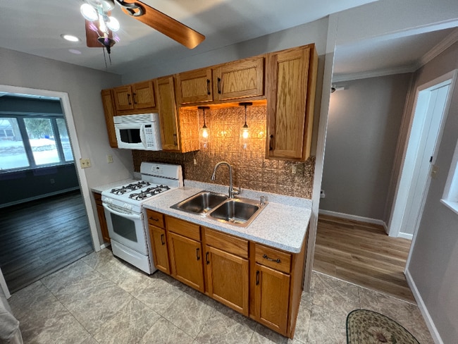 Building Photo - 209 Iroquois St