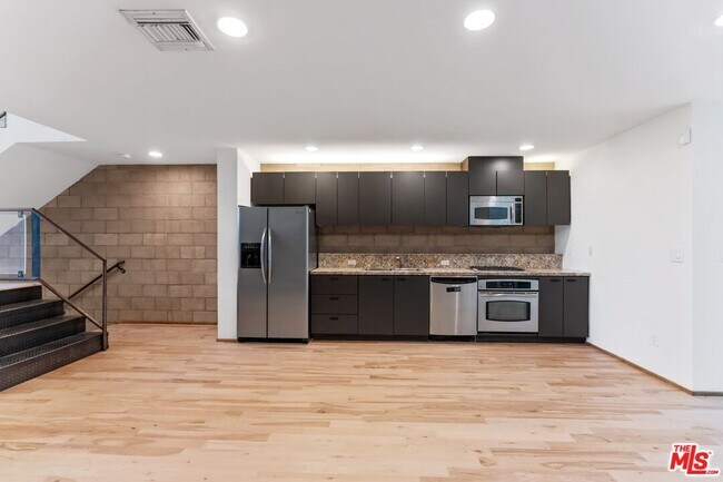 Building Photo - 6615 Melrose Ave