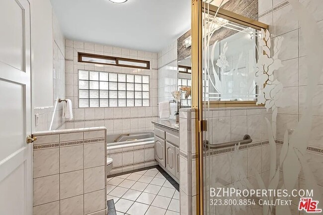 Building Photo - Charming Duplex in McCarthy Circle – Class...