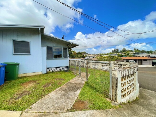 Building Photo - Pet Friendly Kaneohe House