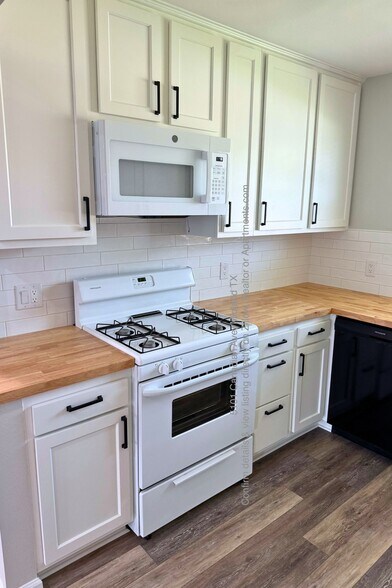 Kitchen - 5101 Canadian Ave