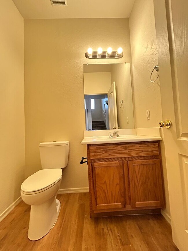 Building Photo - Large 3 Bed / 2 Bath Home with Sparkling P...