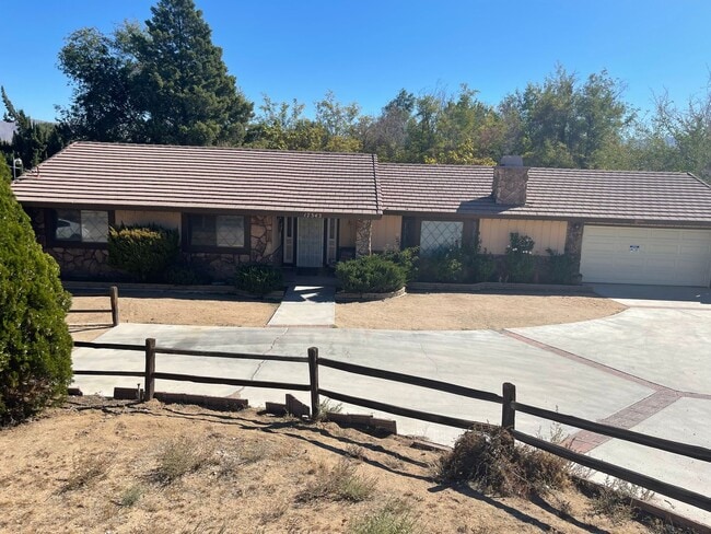 Building Photo - Golf Course- On The Mesa 3 Bedrooms, 2 Bathrooms, New Paint,