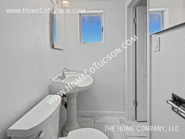 Building Photo - 6225 E Calle Aurora